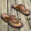 Kapcia 2023 Nowe letnie ręcznie robione skórzane kapcie modne moda męskie flip-flops na zewnątrz oddychający wygodni mężczyźni i proste sandały L230718