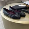 Flat häl loafers balettlägenheter klassiska designer klänningskor glid på kohuddansskor mode kvinnor svart rund tå sko sandal läder bowknot med box bowtie