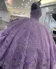 Lavendelprinsessan tiered quinceanera klänningar blommor spets applikationer rufs