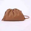 Женская кожаная кожаная сумка с кожаной облачной сумкой INS шикарная сумка на плече