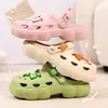 819 Söta sandaler tofflor Kvinna Summer Cartoon Diy Flowers Deco Hole Shoes Antislip Soft Bottom For Women Flip Flops 230717 594