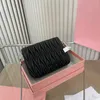 2023 Factory Boutique toppklass Cowhide Black Women's Bag med rynka mönster metall axel rem enskild axel crossbody väska varumärke lyx personlighet mode