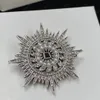 Designer di lusso Silver Circle Pin Spille Perla piena di gioielli di design di marca di cristallo di diamante per uomo e donna di alta qualità con scatola