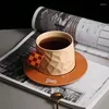 Muggar fransk stil keramisk kaffekopp och tefat set mugg med sked hög färgvärde litet utsökt högklassigt vatten