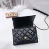 Bolso cosmético de lujo para mujer de diseñador superior con espejo Bolso de piel de oveja Retro Mini Bolso con solapa Bolso de metal Cadena de mensajero de hombro Bolso de moda para mujer