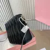 2023 Factory Boutique toppklass Cowhide Black Women's Bag med rynka mönster metall axel rem enskild axel crossbody väska varumärke lyx personlighet mode