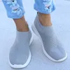 Klänningskor kvinnor platt slip på vita skor kvinna lätta vita sneakers sommar hösten casual chaussures femme modekorg lägenheter skor l230717