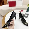 Rivet Pumps alcove Zapatos de vestir Sandalias tacones stilletto Pisos Suela de cuero Puntera puntiaguda Boda de diseñador de lujo para mujer Calzado de fábrica de noche Tamaño 35-41