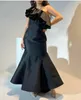 Élégantes robes de soirée en satin noir Hi-Lo avec plis Dubaï sirène une épaule cheville longueur fermeture éclair dos robes de bal avec volants pour les femmes