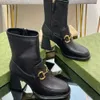 Svarta kvinnors stövlar Horsebit Metal Buckle Trim Chunky Leather Side Zipper Kitten Heel Ankel Boots Luxury Designer Chunky Heel Rider Boots