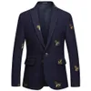 Mens One Button Blazer Bee Embroidery Wedding Smart Casual Slim Fit Jacket Hoge kwaliteit Big Size 6XL Marineblauw Clothes345u