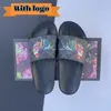 Slipare designer tofflor strand män kvinnor glider med dammväska kortskor svart blommor jordgubbe tryck webbgummi glid sandaler gröna blommor sandal l230718