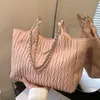 Sac fourre-tout à chaîne plissée pour femme - Nouvelle tendance 2023, sac à bandoulière simple haut de gamme polyvalent, sac à main sous les bras en rose et noir