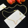 Aldrig blekna guldpläterade lyxvarumärkesdesigner hängen halsband rostfritt stål brev choker hänge halsband kedja för män kvinnliga smycken gåvor med sammet väska