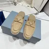 Chinelos de verão redondos com arranhões de cabeça Triângulo Fundo plano feminino Moda britânica feminina Chinelos de salto baixo Muller Sapatos de camurça Senhoras Sapatos casuais Sandálias