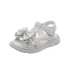 Sandaler sommarflickor Sandaler söta båge Rhinestones Baby Girl Shoes Soft Flat Heels Princess Shoes Fashion Kids Beach Sandals Pink H140 230718