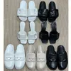 Pantoletten, dreieckig gepolsterte Designer-Slipper, Flattie-Clog-Sandalen, Plateau-Absätze, offene Zehenschuhe, Damen-Luxus-Designer-Lederlaufsohle