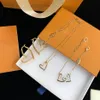 Lyxdesigners halsband V Letter Heart Kvinnor Charm smycken halsband armband örhänge set clavicle chain present för girlfri287x