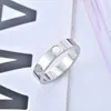 Gli uomini dell'anello di design adorano gli anelli a fascia gioielli da donna in lega di argento placcato gioielli lusso lettera stile matrimonio moderno multi size ampio anello di lusso moda