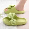 Buty domowe Summer Kobiety Kapcie Modne muszki w pomieszczenia bez poślizgu miękkie eva sole swobodne sandały plażowe domowe butę dziewcząt buty Trafza Womens 230718