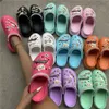 Sandalen Mode vrouwen Laarzen Gat Schoenen Platform Tuin Sandalen Parel Charm Cave Slippers Leuke Cartoon Vrouwen Schoenen Klompen 230718