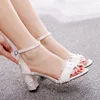 Kleidschuhe Elegante weiße Spitze Frauen Hochzeit Braut Feste Blume Chunky High Heel Sandalen Knöchelschnalle Pumps A-84