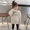 Pullover Baby dziewczyna bawełniany sweter z kapturem żebrowany solidny kolor wiosny jesienna zima dziecko dzianiny z kapturem pullover ubrania dla niemowląt 1-12Y HKD230719