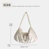 イブニングバッグは女性のためのカジュアルラグジュアリーデザイナーハンドバッグ財布2023でPUレザーオイルワックスフリルベルトバックル肩のバックル
