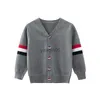 Pull 27 enfants tout-petits bébé pull à rayures garçon enfants vêtements d'hiver boutons pour enfants chandails à manches longues manteau gris 2-9 ans HKD230719