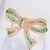 Broches 2023 À La Mode Célébrité Style Imitation Émeraude Zircon Arc Broche Élégant Manteau Tempérament CZ Bowknot Pin Accessoires