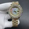 Relógio masculino com diamantes 2813 movimento Caixa em ouro amarelo 43mm Bisel com pedras grandes Mostrador pérola branca Números romanos cravejados de diamantes