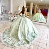 Salbeigrünes, glitzerndes, schulterfreies Quinceanera-Kleid mit Perlenstickerei, Blumenapplikation und Spitze, Ballkleid für 15 Jahre