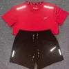 Mens Tracksuits 기술 세트 디자이너 트랙 슈트 셔츠 반바지 2 피스 여성 피트니스 슈트 프린트 빠른 건조 및 통기성 스포츠웨어 농구 티셔츠 조깅