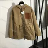 Trench da donna Capispalla moda Lettera con cappuccio Zippe Design con coulisse in vita Giacca a vento corta allentata