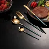 Ensembles de couverts 24pcs Ensemble de vaisselle en or noir Couteau à steak en acier inoxydable Fourchette Cuillère à café Cuillère à café Passe au lave-vaisselle Cuisine Tablewar