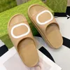2023 Designerplattform Sandal Kvinnor Män gummiläder Sandal Women Dress Shoes Wedges Sandal Beach Slippers Luxury Summer Platform Slidethick Bottom No354