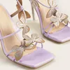 Сандалии бабочка с пурпурными сандалиями на высоких каблуках.
