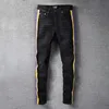 Noir Slim déchiré marque de mode Jeans pantalon décontracté danse de la hanche quatre saisons Streetwear jaune violet rayé hommes hommes 322A