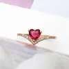 Cluster Ringen Eenvoudige Golf Rose Gouden Kleur Micro Pave Rode CZ Steen Hart V Vorm Knuckle Ring Mode-sieraden Voor vrouwen Bruiloft