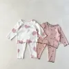 Kläderuppsättningar 2947A Födda kläder Baby Girls Set Family Clothing Autumn Pit Ribbed Cotton Girls 'Pyjama Set Wood Ear Set 230719