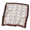 Écharpes 65 cm 2023 Écharpe carrée de conception pour femmes Petites marques à main imprimées nuerchief noue coiffure Foulard Echarpe bandana