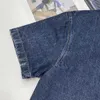 Veste de chemise à manches courtes en denim à revers bleu d'été, trou en denim décontracté, version ample des hommes et des femmes de la même chose.