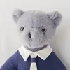 La forme unique de l'ours en peluche de style méditerranéen de 43 cm de couleur bleu gris fait à la main de haute qualité donne plus de sens à la poupée adaptée aux couples pour offrir des cadeaux