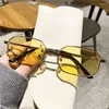 Solglasögon Fashion Square Woman Vintage Small Frame Metal Sun Glasses Kvinnlig varumärkesdesigner Hip Hop Retro