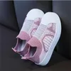Tênis infantil respirável para bebês meninas tênis de corrida com sola macia de borracha para caminhadas rasteiras antiderrapantes para crianças sapatos casuais