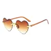 Lunettes de soleil en forme de cœur sans monture Lunettes à bords coupés Gradient Color Peach Heart Women Shades