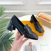 Sapatos sociais de salto bloco em forma de V de 5,5 cm, mocassim de bico quadrado, em bege patenteado preto prateado padrão pele de cobra monogramas sandália Chunky Mule slides negócios