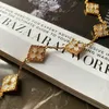 Armreif DEAR LIFE Italienisches, gebürstetes, vergoldetes Kleeblatt-Armband, weißer Perlmutt-Luxusschmuck, Geschenk zum neuen Jahr 230719