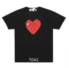 Luxe Mens Play T-shirt Designer Red Heart Shirt Commes Casual Femmes Chemises Des Badge Garcons Haute Quanlity TShirts Coton Broderie 11