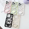 Capa de telefone de design triangular clássico para iPhone 14 13 12 Pro Max Summer Cooling Back Hollow Back Fashion Capa à prova de choque com corrente portátil de pescoço e ombro